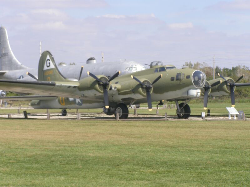 File:Grissom Air Museum B-17G "Flying Fortress" No. 44-83690 P9270540.jpg