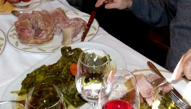 File:La mesa del lacón con grelos (cropped).jpg