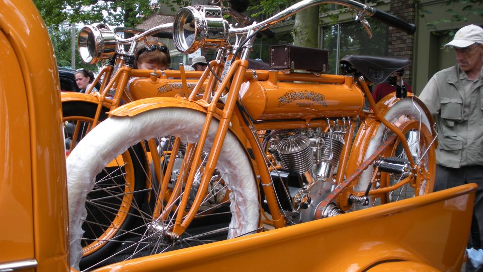 File:Flying Merkel front & side.jpg