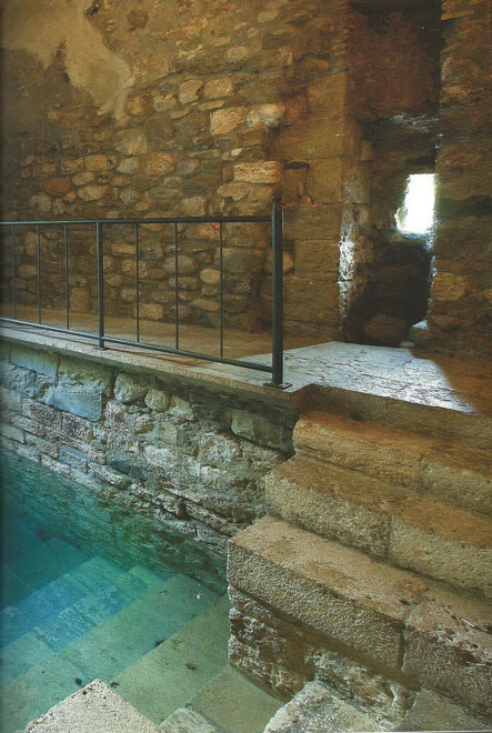 File:14440 The mikve in besalu.jpg