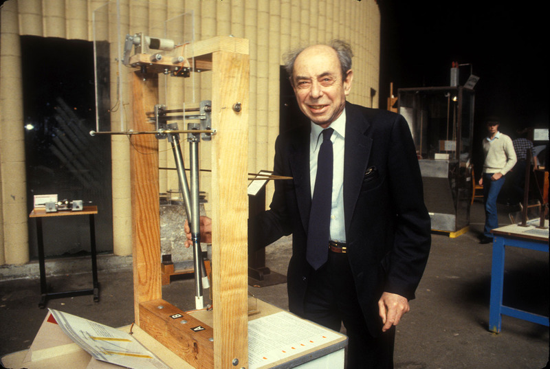 File:Frank Oppenheimer with Exploratorium Exhibit.jpg
