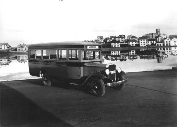 File:Strætisvagn stendur við Fríkirkjuveg við Tjörnina, Reykjavík, 1933 (8076826134).jpg