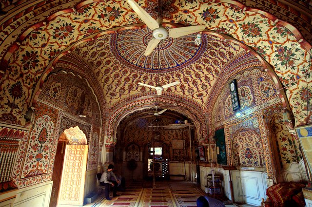 File:Prayer Chamaber of Sonehri Masjid.jpg