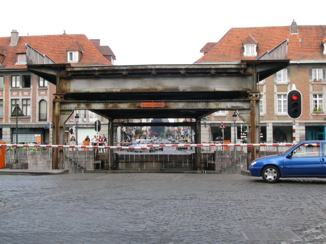 File:Tournai Pont levant Notre Dame 20040520-014.jpg