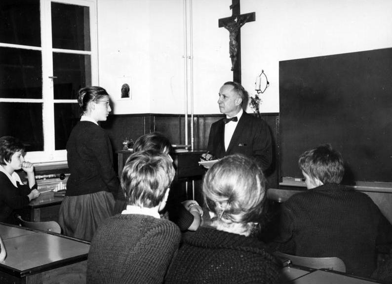 File:Bundesarchiv B 145 Bild-F010220-0009, Bad Honnef, Gymnasium Nonnenwerth.jpg