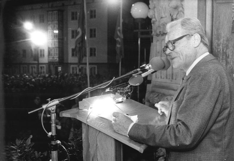 File:Bundesarchiv Bild 183-1990-0928-036, Dessau, SPD-Wahlkundgebung, Willy Brandt.jpg