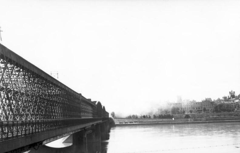 File:Bundesarchiv Bild 101I-695-0412-01, Warschauer Aufstand, Weichselbrücke.jpg