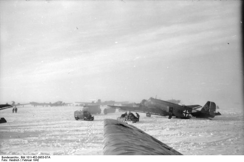 File:Bundesarchiv Bild 101I-452-0953-07A, Smolensk-Kursk.- Ju 52 auf verschneitem Feld.jpg
