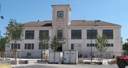 File:Decines-Charpieu Mairie.JPG