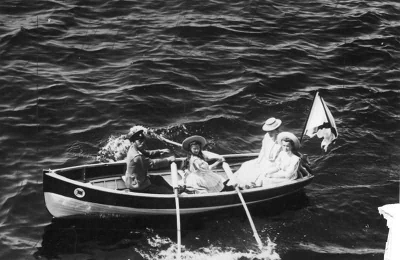 File:Bundesarchiv Bild 183-1991-1101-502, Russische Zarenfamilie bei Bootsausflug.jpg