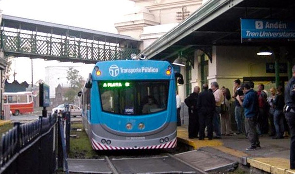 File:Tren universitario lp.JPG