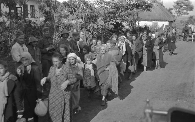 File:Bundesarchiv B 145 Bild-F016206-0004, Russland, Deportation von Juden.jpg