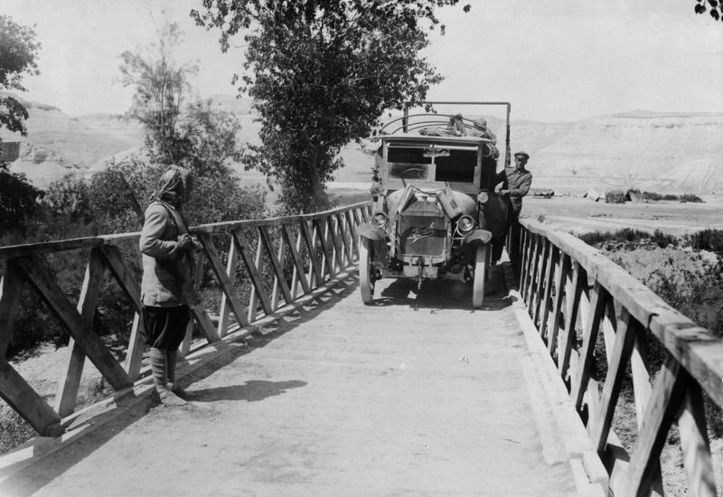 File:Bundesarchiv Bild 146-1971-103-24, Palästina, Militärlastwagen überqueren eine Brücke.jpg