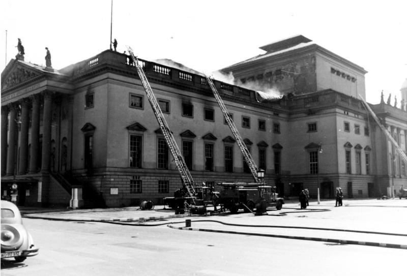 File:Bundesarchiv Bild 121-0545, Berlin, Deutsche Staatsoper, Brand.jpg