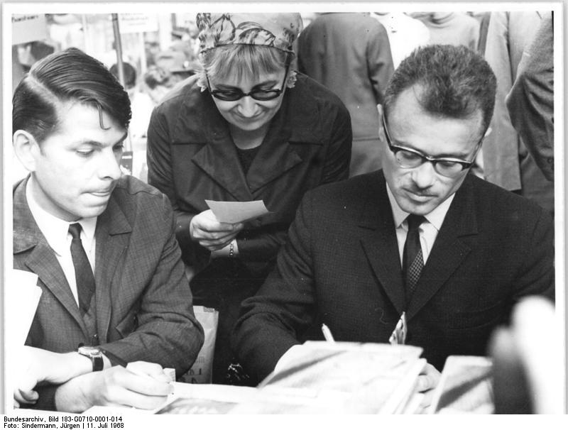 File:Bundesarchiv Bild 183-G0710-0001-014, Rostock, Buchbasar, litauischer Schriftsteller.jpg