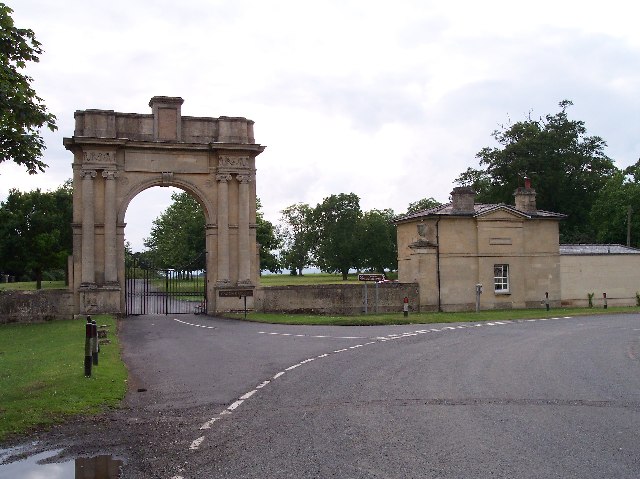 File:Entrance gates Croome Court.jpg