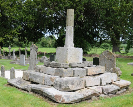 File:St Bridgets Llansantfraedd Churchyard cross - cropped.jpg
