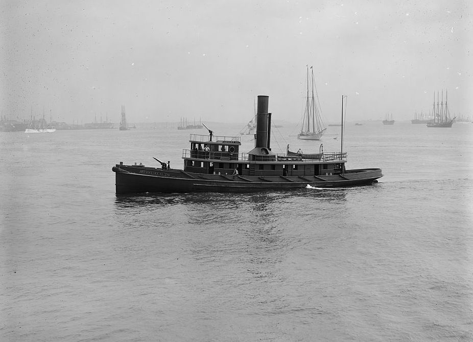 File:Fireboat 44 in Boston, Mass -b.jpg