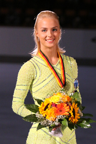 File:Kiira KORPI Nebelhorn Trophy 2009 Podium.jpg