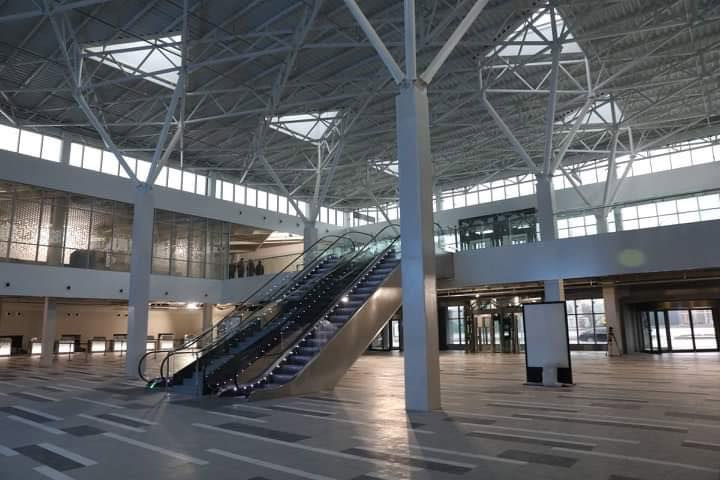 File:Главный зал в новом терминале в аэропорту Запорожье.jpg