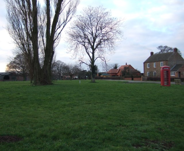 File:Gateforth Village Green - geograph.org.uk - 113992.jpg