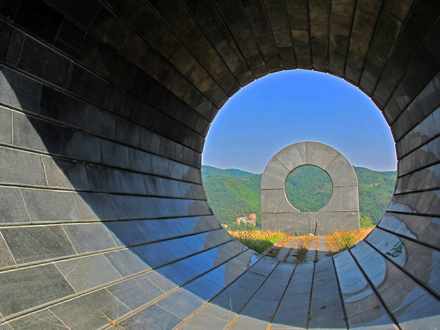File:Spomenik NOB, Popina 04.jpg
