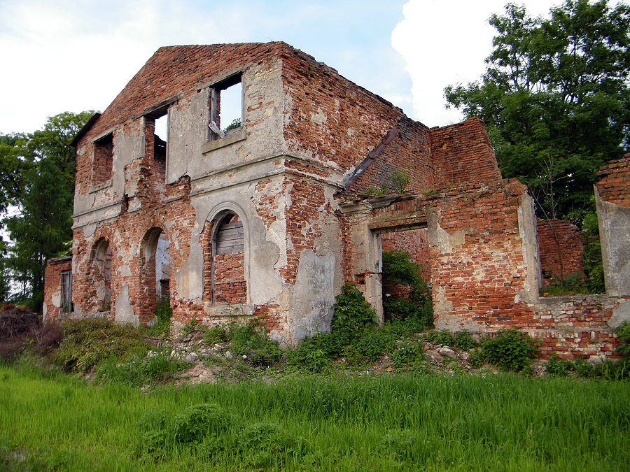 File:Ruiny dworu w Łaznowie tzw. Belweder rok 2010.jpg
