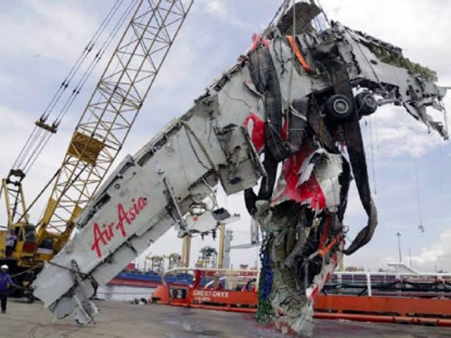 File:Indonesia AirAsia Flight 8501 wreckage 2.jpg