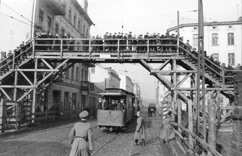 File:Bundesarchiv Bild 101I-133-0703-20, Polen, Ghetto Litzmannstadt, Brücke.jpg