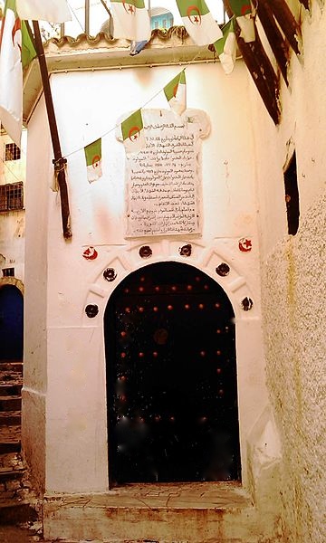 File:Porte-de la-cache-Ali la Pointe.jpg