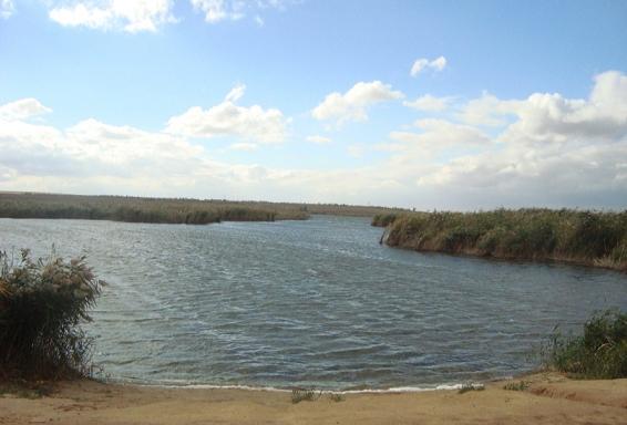 File:Sarpa lake 01.JPG