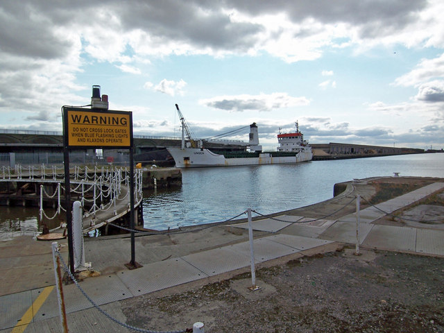 File:Albert Dock, Hull - geograph.org.uk - 537474.jpg