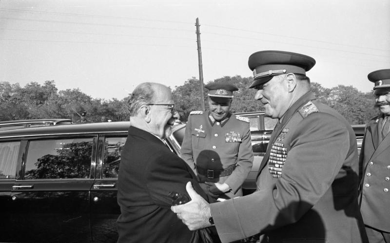 File:Bundesarchiv Bild 183-J1012-029-001, Ulbricht und Jakubowski, Manöverbesuch.jpg