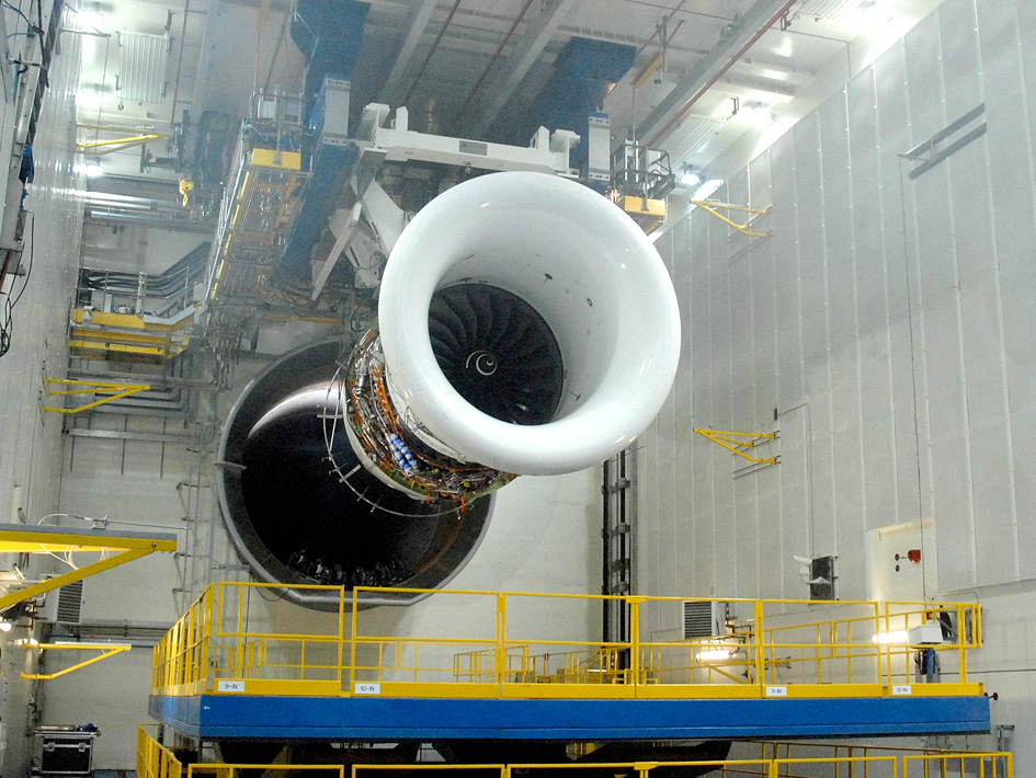 File:Rolls-Royce Trent jet engine test Derby UK.jpg