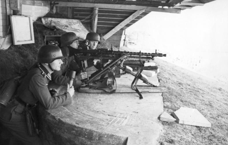 File:Bundesarchiv Bild 101I-291-1213-34, Dieppe, Landungsversuch, deutsche MG-Stellung.jpg