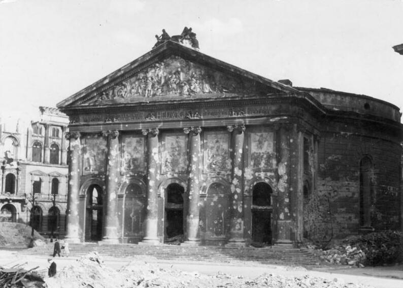 File:Bundesarchiv Bild 183-1985-1108-514, Berlin, beschädigte St. Hedwigs-Kathedrale.jpg