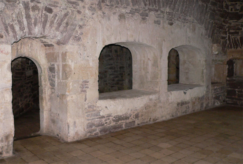 File:Doune Castle - kitchen.jpg