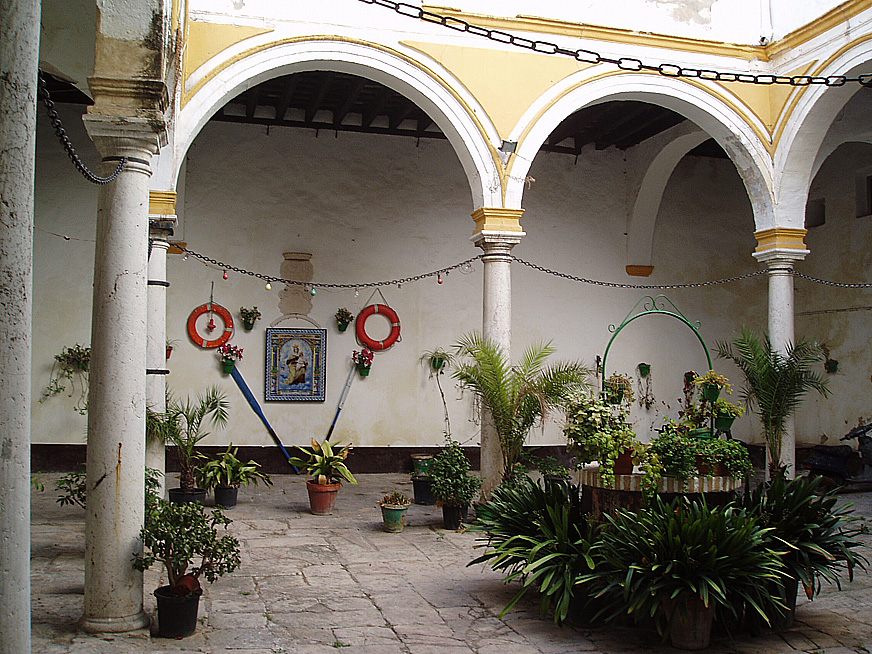 File:Patio casa cadenas.jpg