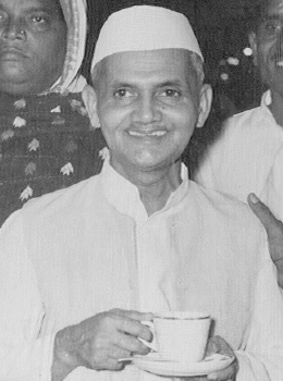 File:Mani Ram Bagri with Shastri (cropped).jpg