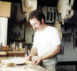 File:Luthier Robert Benedetto in 1976.jpg