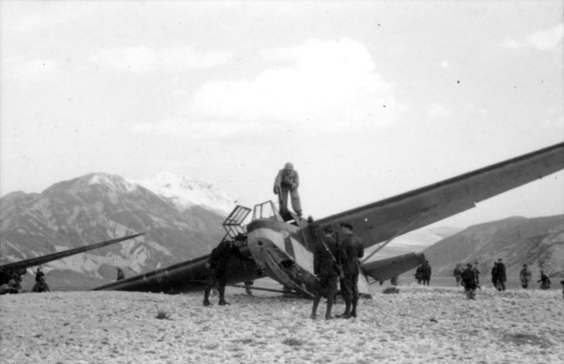 File:Bundesarchiv Bild 101I-567-1503C-32, Gran Sasso, gelandeter Lastensegler.jpg