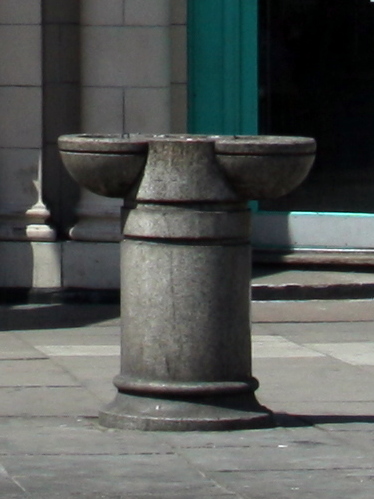 File:Drinking fountain outside Great Portland Street Station.jpg