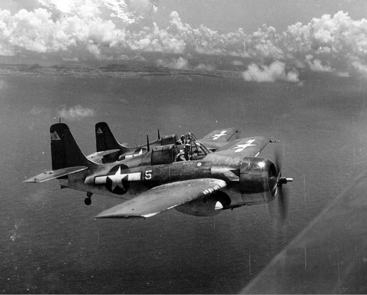 File:Grumman F4F Wildcat in formation.jpg