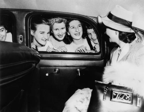 File:Vivien Leigh inside car, Brisbane, 1948.jpg