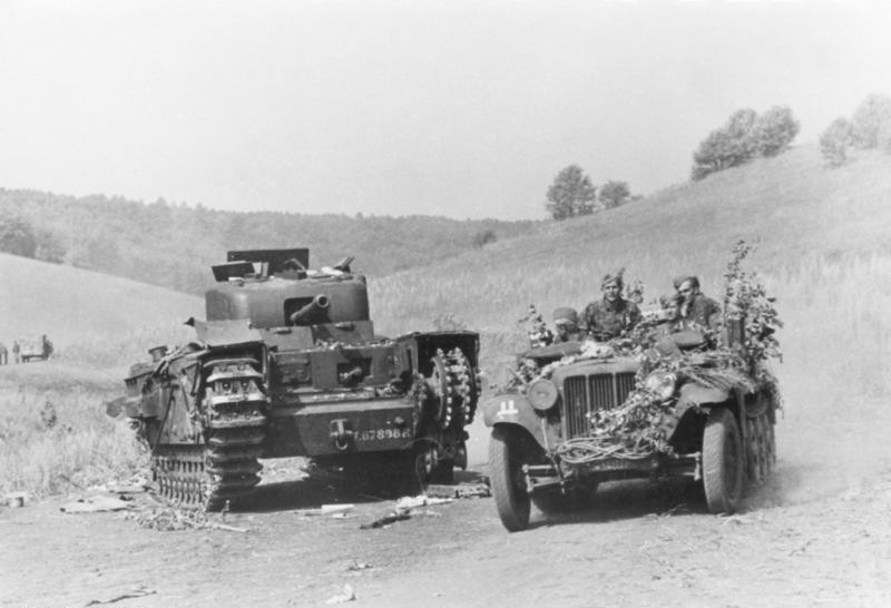 File:Bundesarchiv Bild 146-1973-113-02, Ungarischer Panzer, SS in PKW.jpg