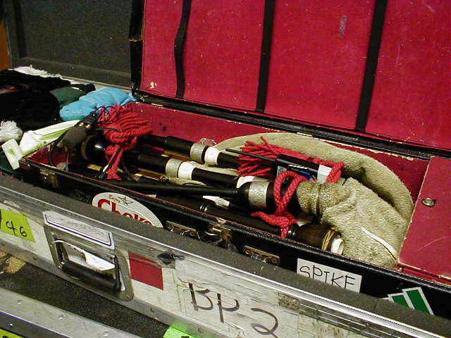 File:Jonathan Davis of Korn, bagpipes of Davis, May 2000.jpg