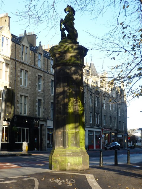 File:Middle Meadow Walk gatepier.jpg