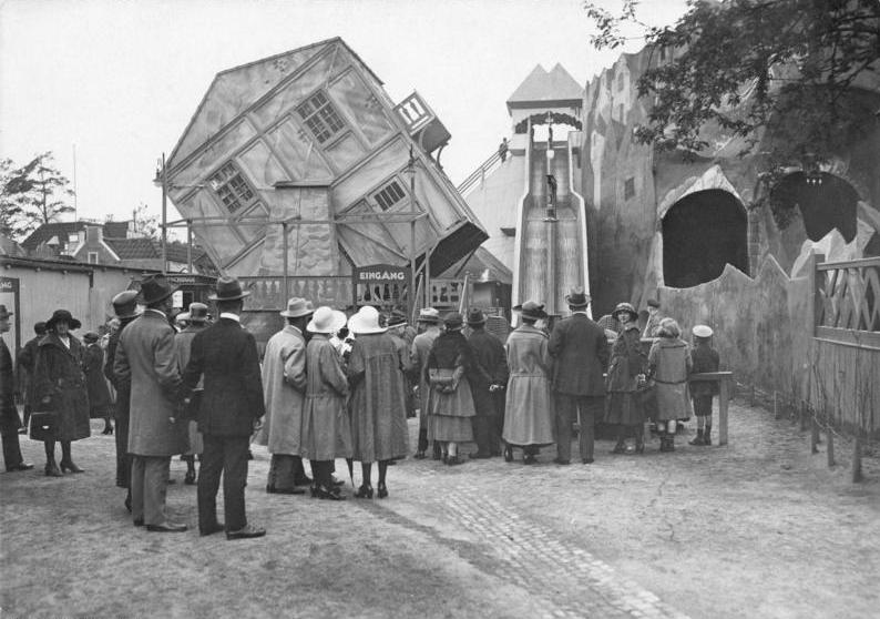 File:Bundesarchiv Bild 102-00075, Berlin, Drehbares Haus im Luna Park.jpg