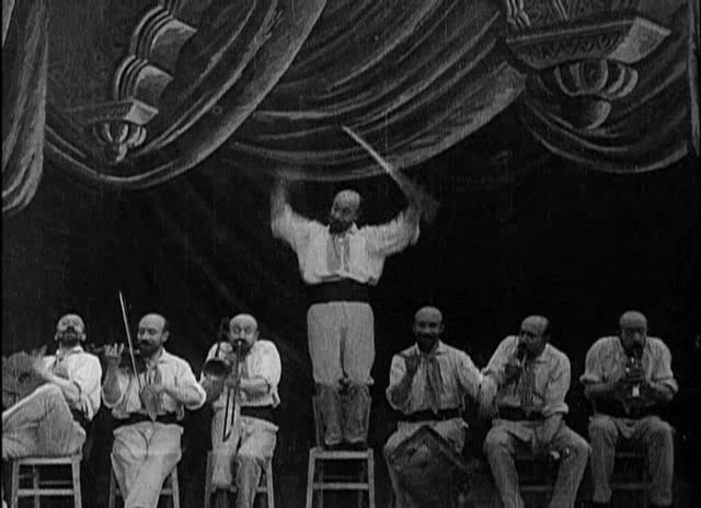 File:Méliès, L'homme-orchestre (Star Film 262-263, 1900) 02.jpg
