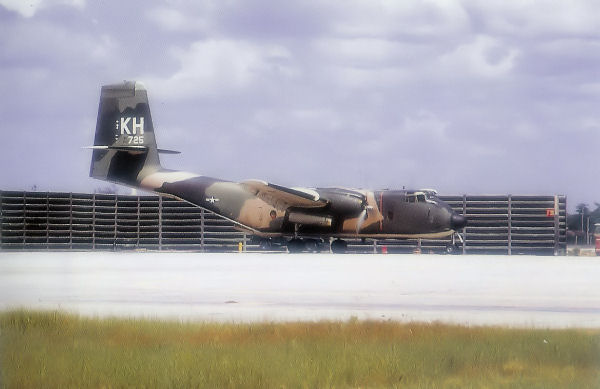 File:C-7B 535TAS 483TAW CamRanh Oct1971.jpg